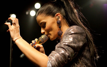 Картинка музыка nelly furtado браслет серьги микрофон
