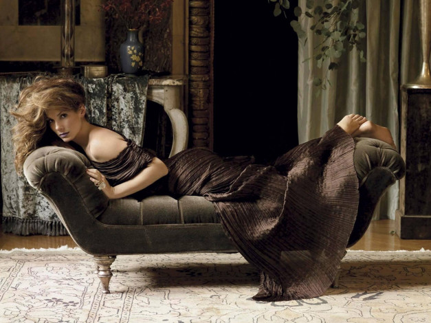 Обои картинки фото Sandra Bullock, девушки, , , софа, босиком, прическа