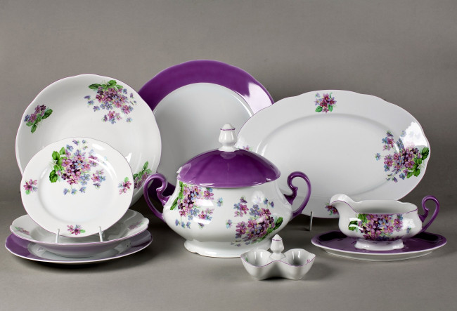 Обои картинки фото разное, посуда, столовые, приборы, кухонная, утварь, тарелки, фиолетовый, цветы, сервиз