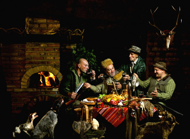 Обои картинки фото мужчины, unsort, охотники, собаки, камин, трапеза