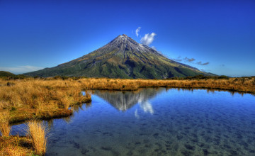Картинка mt taranaki and pouakai tarn природа реки озера отражение озеро облака гора поле