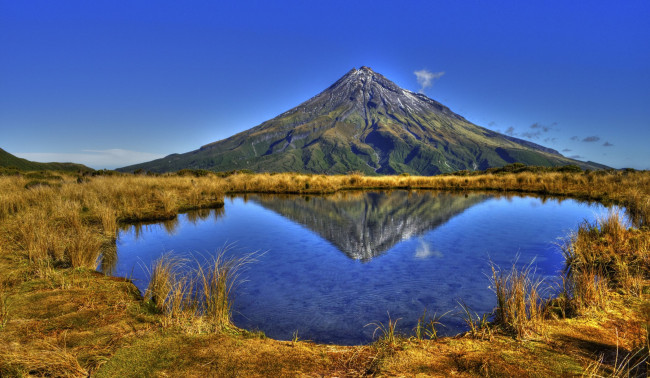 Обои картинки фото the, blue, heart, природа, реки, озера, гора, трава, озеро, отражение, поле