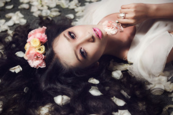 Картинка девушки kelly+khoa+nguyen лепестки