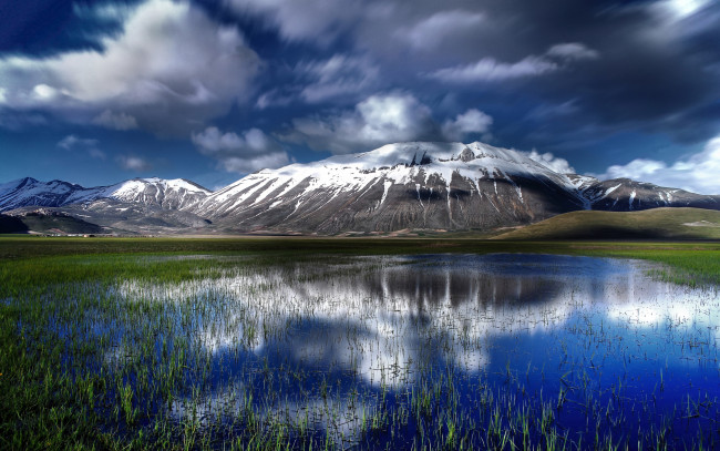 Обои картинки фото природа, реки, озера, италия, национальный, парк, сибиллини, горы, водоем, трава, облака, пейзаж