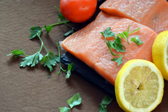 Картинка еда рыба +морепродукты +суши +роллы петрушка помидор лимон зелень цитрусовые кусок