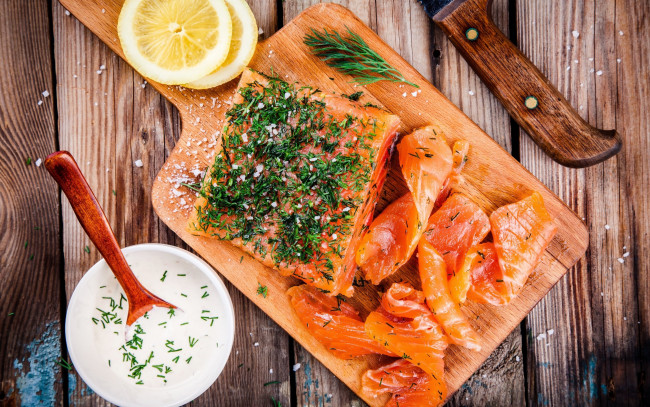 Обои картинки фото еда, рыба,  морепродукты,  суши,  роллы, морепродукты, соус, специи, лимон, зелень