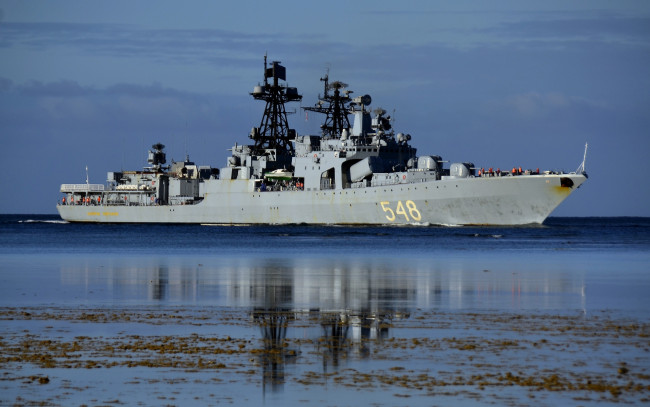 Обои картинки фото корабли, крейсеры,  линкоры,  эсминцы, большой, противолодочный, корабль, адмирал, пантелеев, на, воде