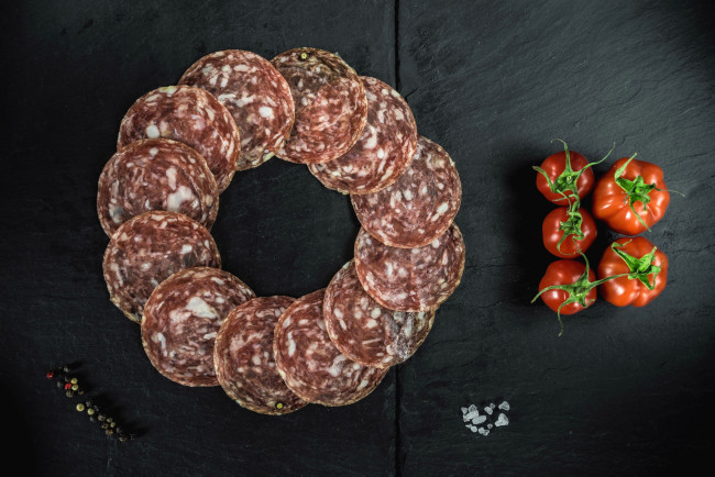 Обои картинки фото еда, колбасные изделия, колбасу, специи, перец, помидор, соль, салями, томаты