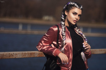 Картинка девушки -unsort+ брюнетки темноволосые брюнетка косы куртка сумка