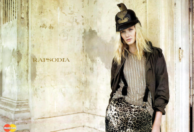 Обои картинки фото девушки, -unsort , блондинки,  светловолосые, блондинка, модель, шлем, куртка, подтяжки, стена