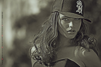 Картинка календари компьютерный+дизайн кепка девушка бейсболка женщина взгляд calendar 2019