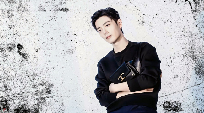 Обои картинки фото мужчины, xiao zhan, актер, свитер, сумка