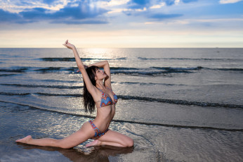 Картинка девушки -+азиатки азиатка море поза волны