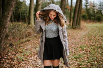 Картинка девушки -+брюнетки +шатенки лес осень шатенка пальто michaela schimbock