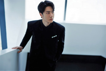 Картинка мужчины wang+yi+bo актер костюм лестница