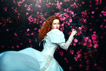 Картинка девушки -+рыжеволосые+и+разноцветные розовые цветы рыжие волосы