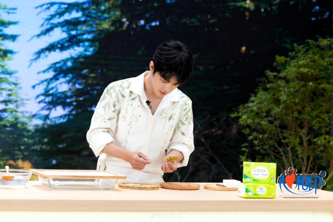 Обои картинки фото мужчины, xiao zhan, актер, рубашка, шоу, еда