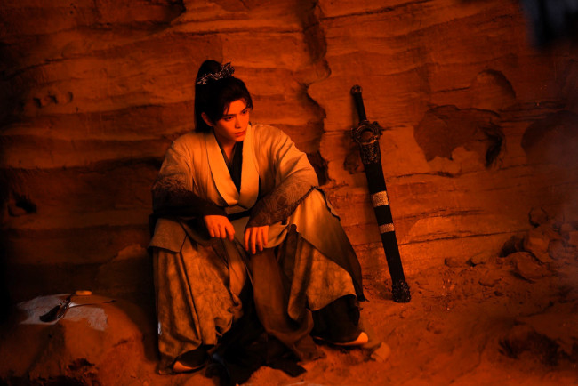 Обои картинки фото fox spirit matchmaker love in pavilion, кино фильмы, fox spirit matchmaker,  love in pavilion, парень, скала, меч, пещера