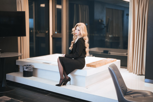 Обои картинки фото rioko ryoko, девушки, девушка, женщина, блондинка, светловолосая, сексуальная, модель, звезда, позирует, разная, обувь, верхняя, стильная, одежда, нижнее, эротическое, бельё, трусы, лифчик, колготки, чулки, аксессуары, макияж, и, множество, элементов, на, фотографии