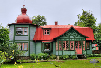 Картинка города здания дома дом камень трава двор деревья