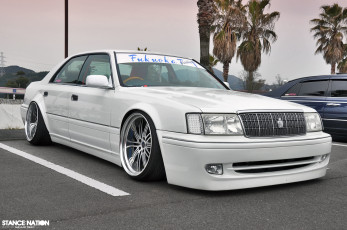 Картинка автомобили выставки уличные фото low