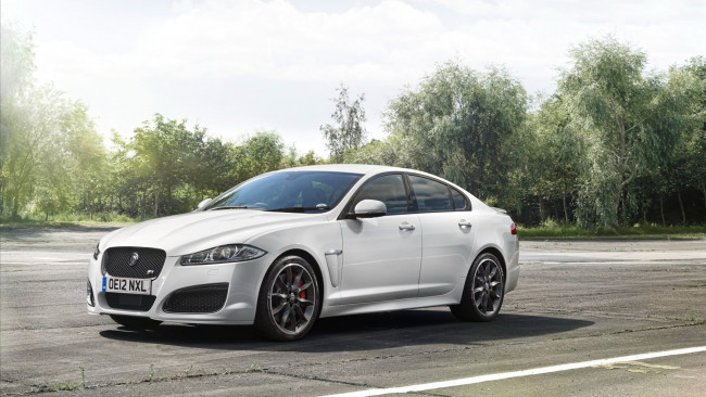 Обои картинки фото автомобили, jaguar, дорога, деревья