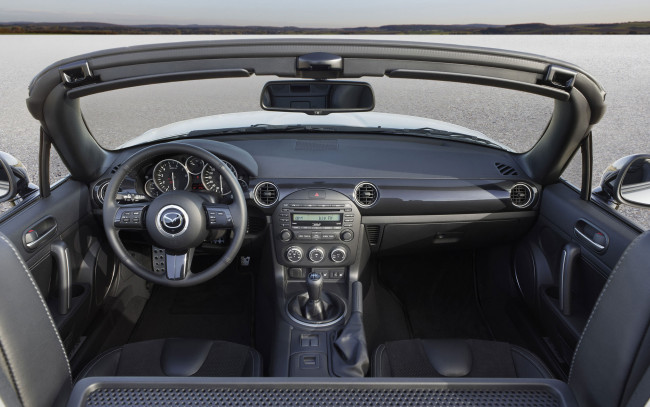 Обои картинки фото автомобили, спидометры, торпедо, mazda