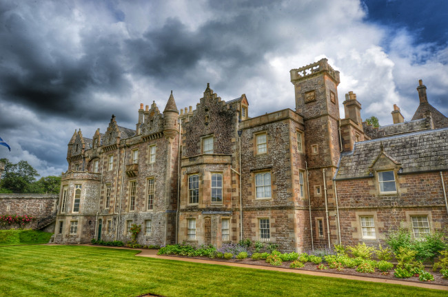 Обои картинки фото abbotsford house, города, - дворцы,  замки,  крепости, замок, тучи, газон