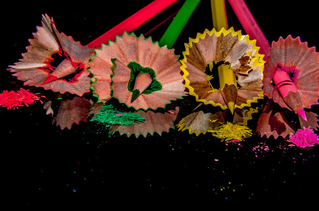 Обои картинки фото разное, канцелярия,  книги, sawdust, pencils, опилки, карандаши