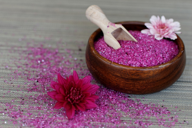 Обои картинки фото разное, косметические средства,  духи, цветы, морская, соль, лопатка, миска