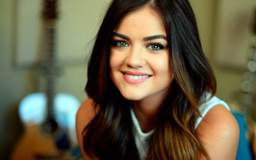 Картинка девушки lucy+hale улыбка взгляд