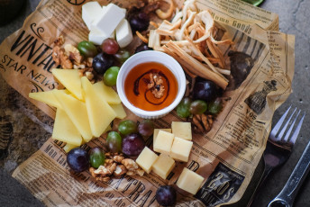 Картинка еда разное ассорти сыр виноград орехи мед