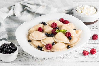 Картинка еда пельмени +манты +вареники смородина творог вареники ягоды малина