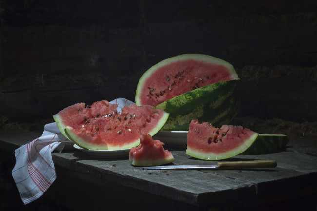 Обои картинки фото еда, арбуз, скатерть, нож, ягода