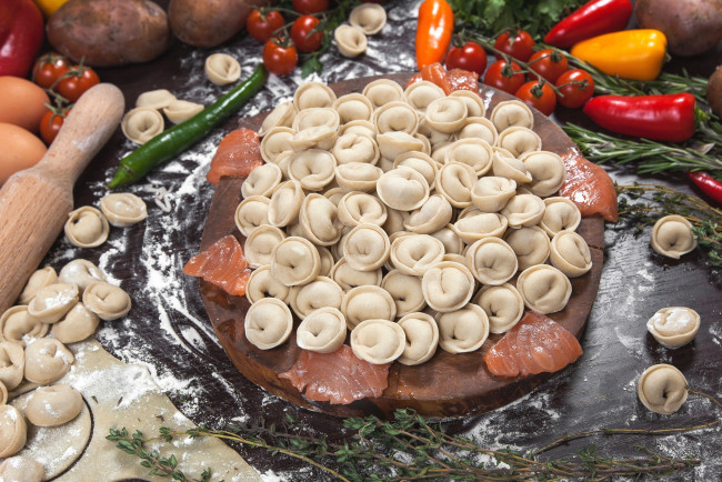 Обои картинки фото еда, пельмени,  манты,  вареники, лосось, рыбные, овощи