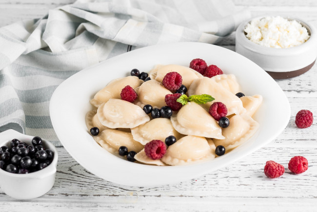 Обои картинки фото еда, пельмени,  манты,  вареники, смородина, творог, вареники, ягоды, малина