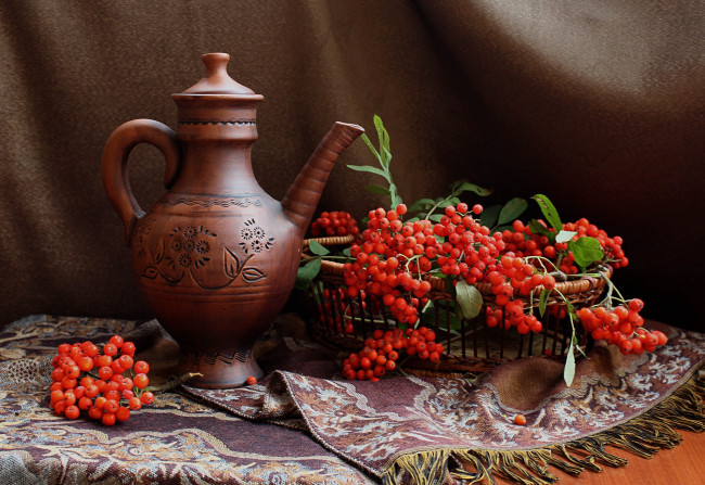 Обои картинки фото еда, рябина, ягоды, натюрморт, кувшин, осень