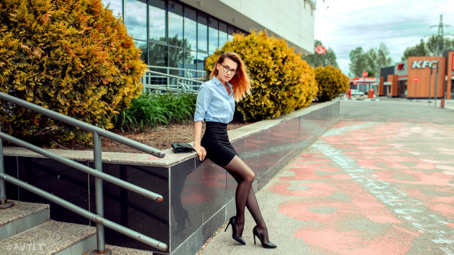 Обои картинки фото девушки, - рыжеволосые и разноцветные, город, брюнетка, kfc, мини, юбка, лестница, очки, рубашка