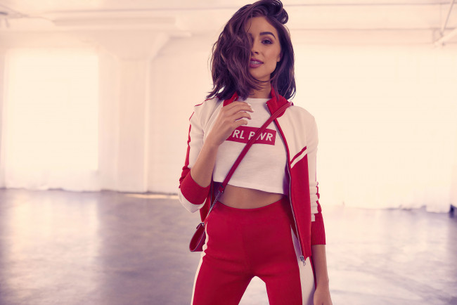 Обои картинки фото девушки, olivia culpo, шатенка, топ, спортивный, костюм, сумочка