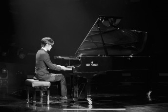 Картинка мужчины liu+haikuan актер рояль