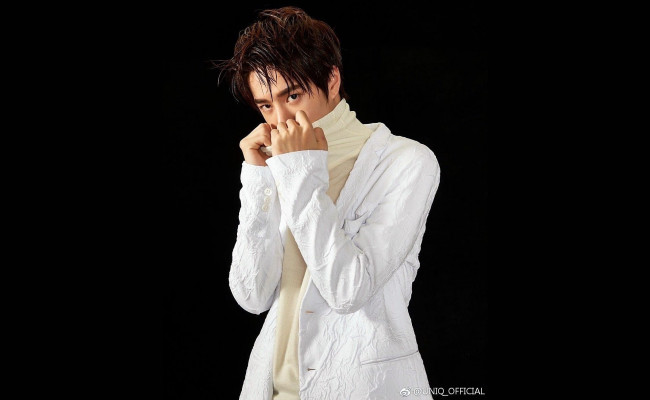 Обои картинки фото мужчины, wang yi bo, актер, певец, танцор, пиджак, водолазка