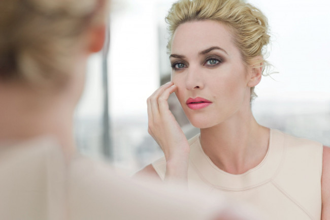 Обои картинки фото девушки, kate winslet, актриса, блондинка, зеркало, отражение