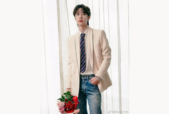 Обои картинки фото мужчины, wang yi bo, актер, певец, пиджак, галстук, джинсы, букет