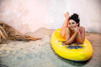 Картинка девушки анна+шаховская брюнетка купальник серф песок