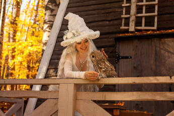 Картинка девушки -+креатив +косплей образ косплей наряд костюм платье шляпа сова дом балкон лес осень