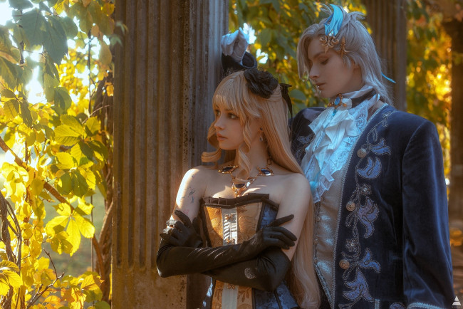 Обои картинки фото девушки, tenletters, образ, косплей, наряды, костюмы, принцесса, принц, сад, беседка