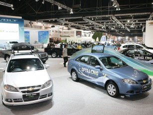 Картинка автомобили выставки уличные фото