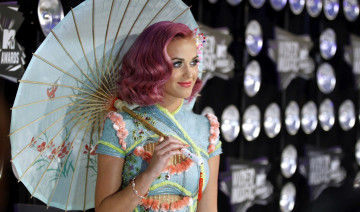 обоя музыка, katy, perry, зонтик, певица, волосы