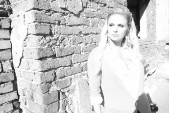 Картинка анна семенович музыка певица блондинка стена