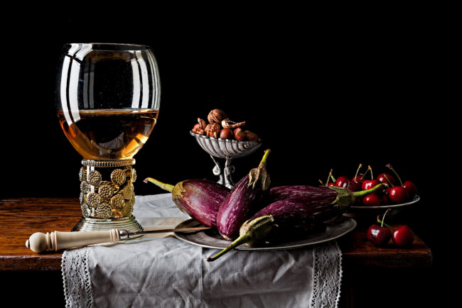 Обои картинки фото еда, натюрморт, черешни, орехи, бокал, баклажаны